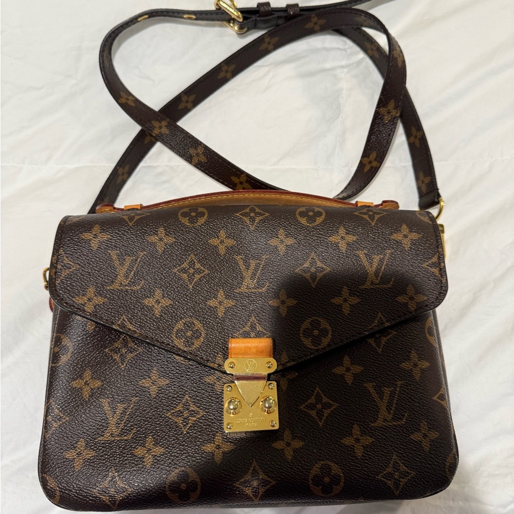 Louis Vuitton Elegant Brown Monogram Crossbody